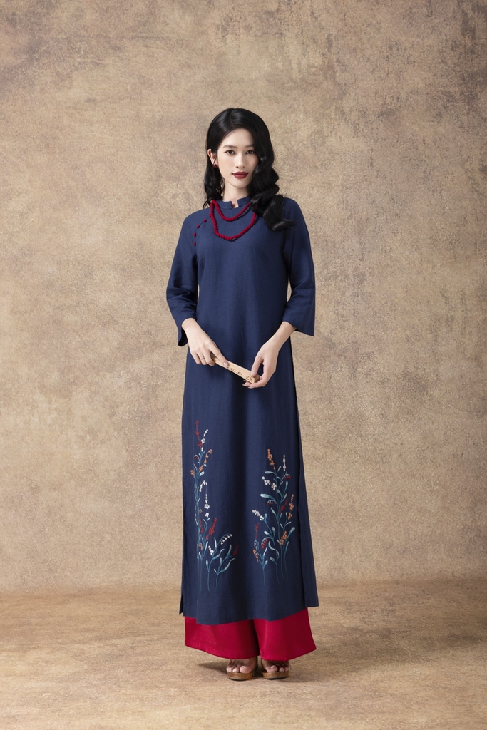 M COLLECTION | Áo Dài Tết Trung Niên Tặng Mẹ Phom Suông Cổ Truyền Thống Vải Linen Thêu Hoa L13090LW01