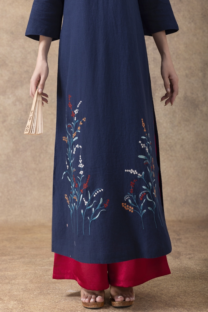 M COLLECTION | Áo Dài Tết Trung Niên Tặng Mẹ Phom Suông Cổ Truyền Thống Vải Linen Thêu Hoa L13090LW01