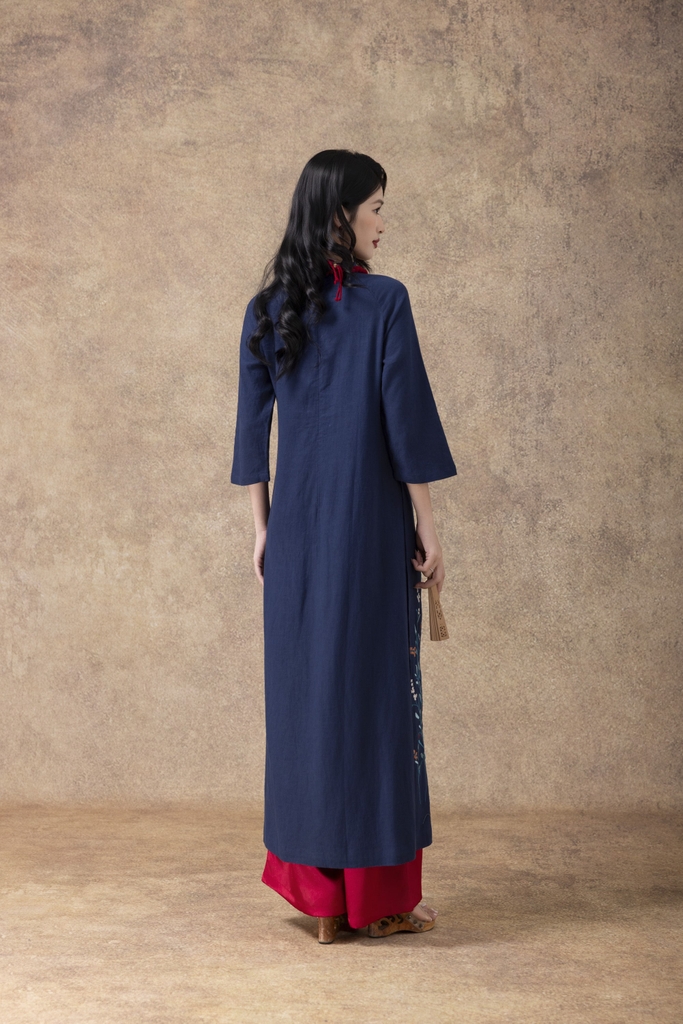 M COLLECTION | Áo Dài Tết Trung Niên Tặng Mẹ Phom Suông Cổ Truyền Thống Vải Linen Thêu Hoa L13090LW01