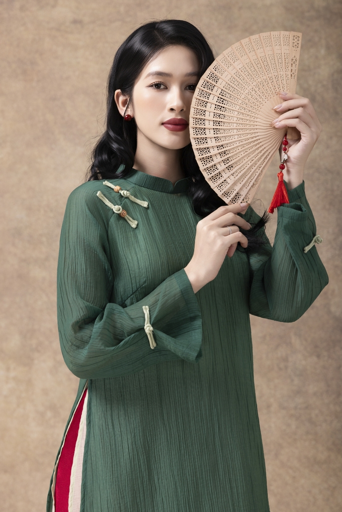 SWANLAKE | Áo Dài Cách Tân Nữ Mộc Tâm Phom Suông Cổ Trụ Tà Kép Chất Vải Xốp Hàn Đính Nút L13122LW01