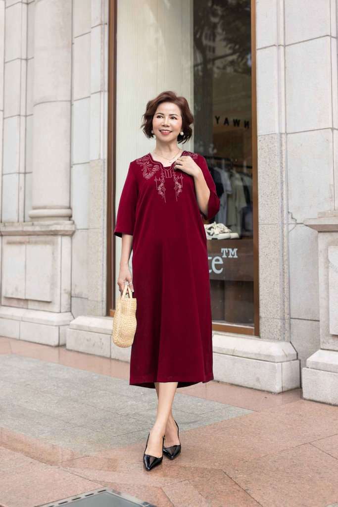 M Collection | Đầm Trung Niên Tặng Mẹ Phom Suông Dài Sang Trọng Vải Lụa Gấm Thêu Chi Tiết Viền Cổ D12387LW01