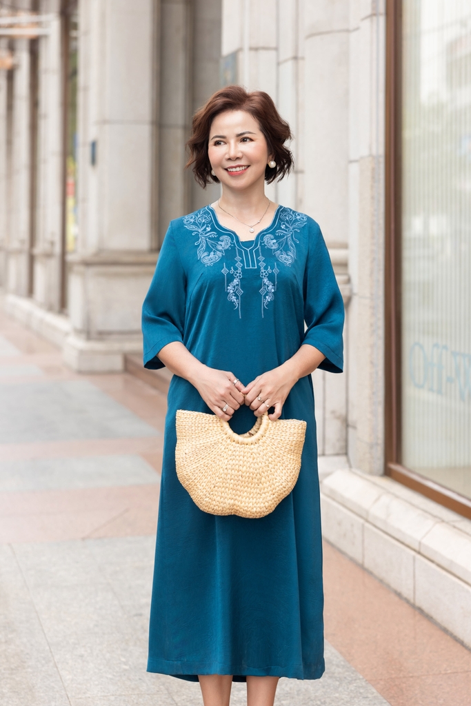 M Collection | Đầm Trung Niên Tặng Mẹ Phom Suông Dài Sang Trọng Vải Lụa Gấm Thêu Chi Tiết Viền Cổ D12387LW01