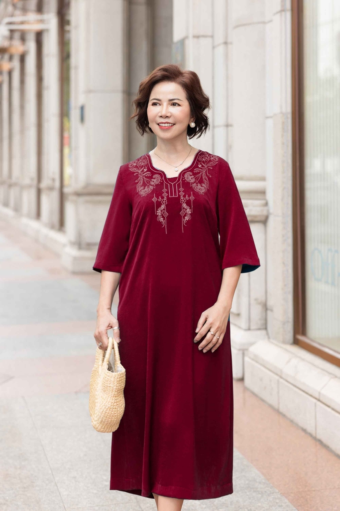 M Collection | Đầm Trung Niên Tặng Mẹ Phom Suông Dài Sang Trọng Vải Lụa Gấm Thêu Chi Tiết Viền Cổ D12387LW01