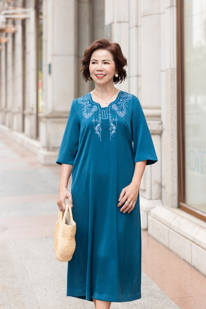 M Collection | Đầm Trung Niên Tặng Mẹ Phom Suông Dài Sang Trọng Vải Lụa Gấm Thêu Chi Tiết Viền Cổ D12387LW01