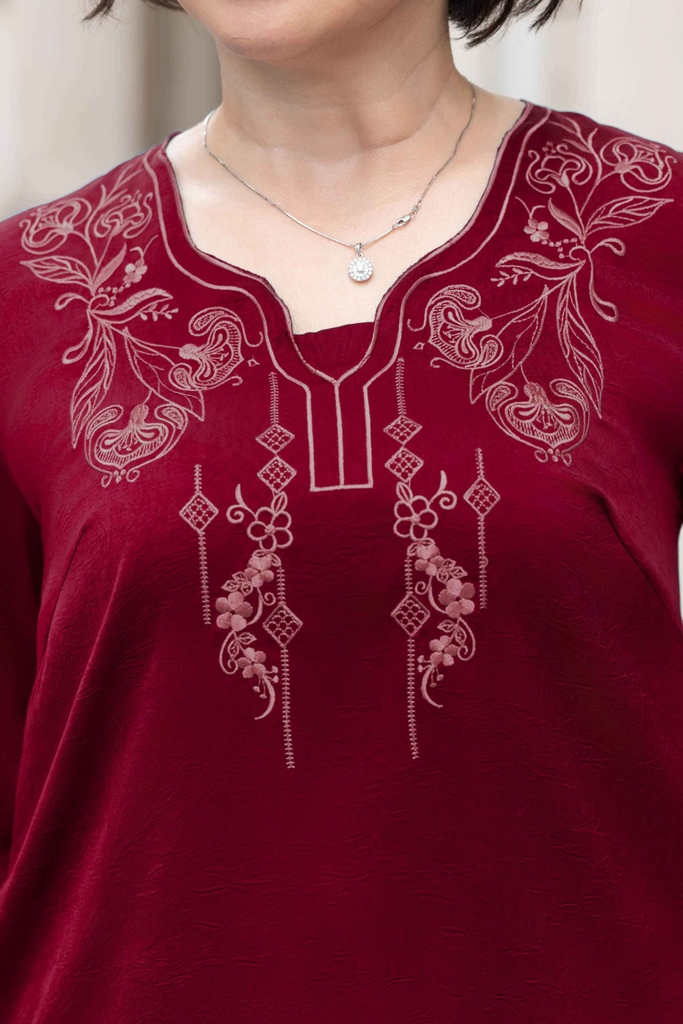 M Collection | Đầm Trung Niên Tặng Mẹ Phom Suông Dài Sang Trọng Vải Lụa Gấm Thêu Chi Tiết Viền Cổ D12387LW01