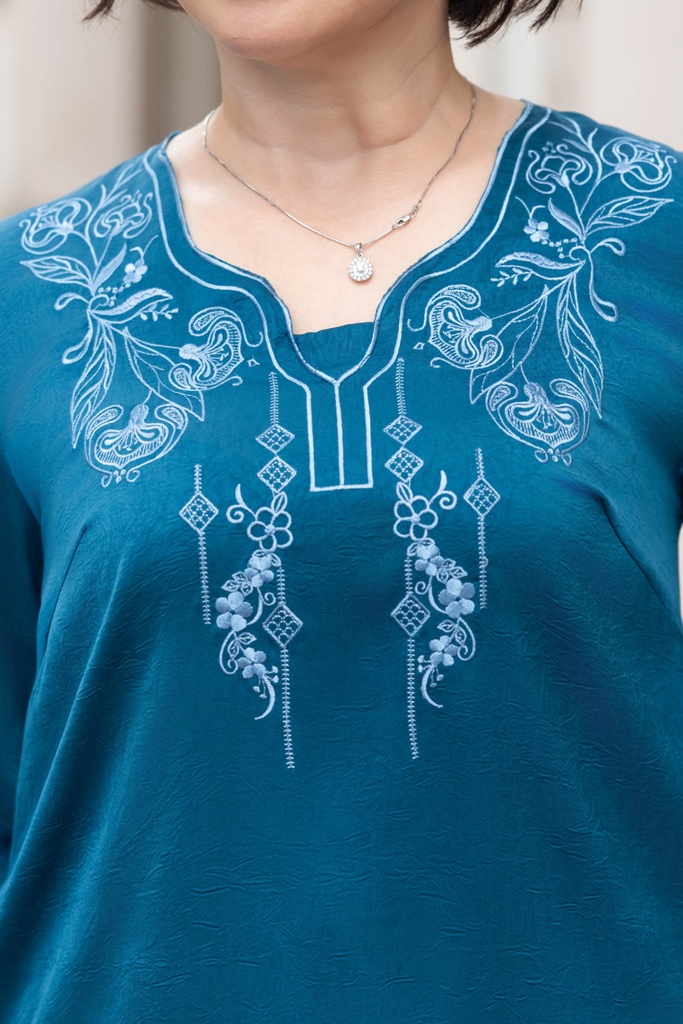 M Collection | Đầm Trung Niên Tặng Mẹ Phom Suông Dài Sang Trọng Vải Lụa Gấm Thêu Chi Tiết Viền Cổ D12387LW01