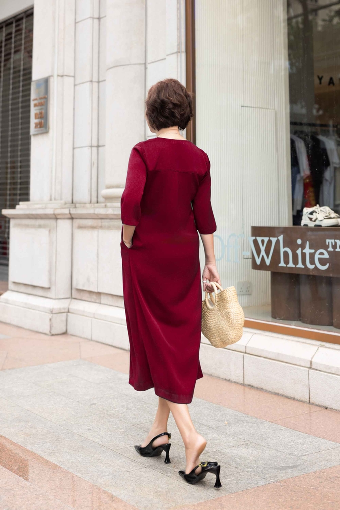 M Collection | Đầm Trung Niên Tặng Mẹ Phom Suông Dài Sang Trọng Vải Lụa Gấm Thêu Chi Tiết Viền Cổ D12387LW01