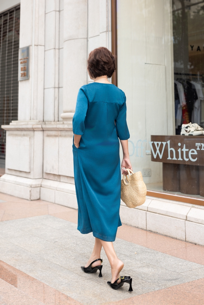 M Collection | Đầm Trung Niên Tặng Mẹ Phom Suông Dài Sang Trọng Vải Lụa Gấm Thêu Chi Tiết Viền Cổ D12387LW01