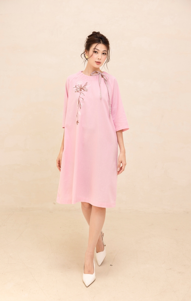 Đầm Nữ Phom Suông Linen Trơn Thêu Cổ Thuyền Dài Qua Gối Swanlake - D12384LW01