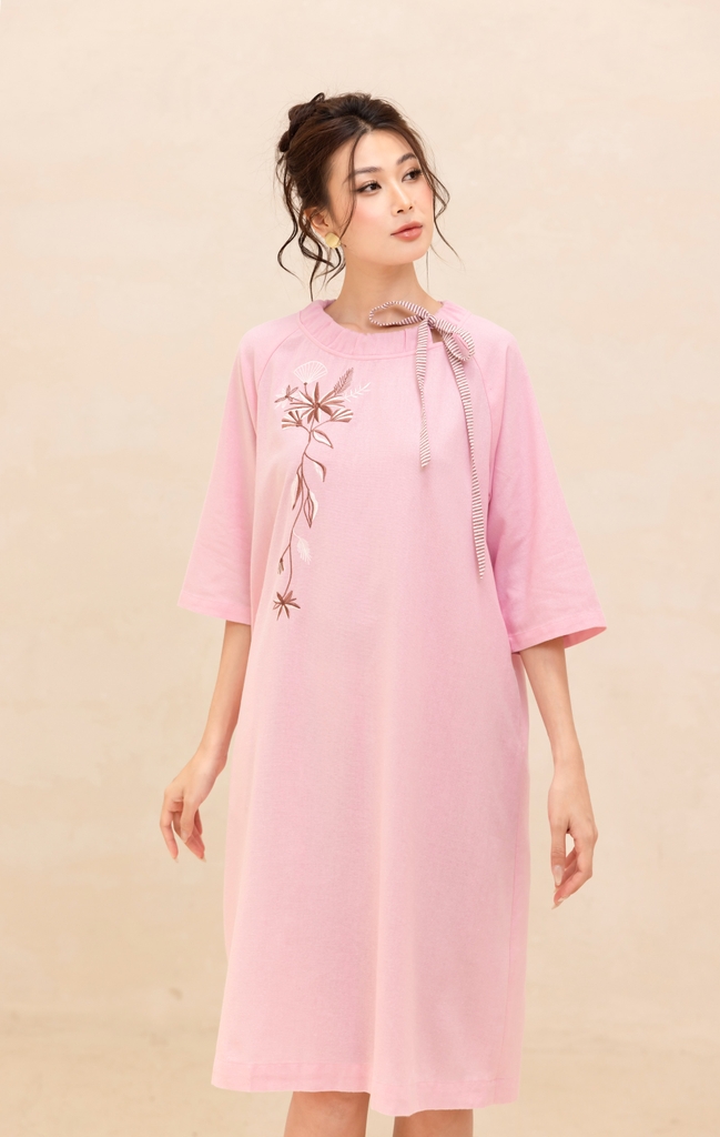 Đầm Nữ Phom Suông Linen Trơn Thêu Cổ Thuyền Dài Qua Gối Swanlake - D12384LW01