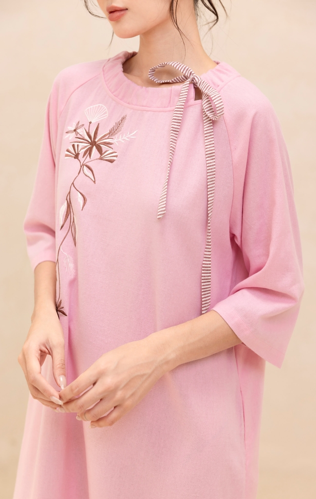 Đầm Nữ Phom Suông Linen Trơn Thêu Cổ Thuyền Dài Qua Gối Swanlake - D12384LW01