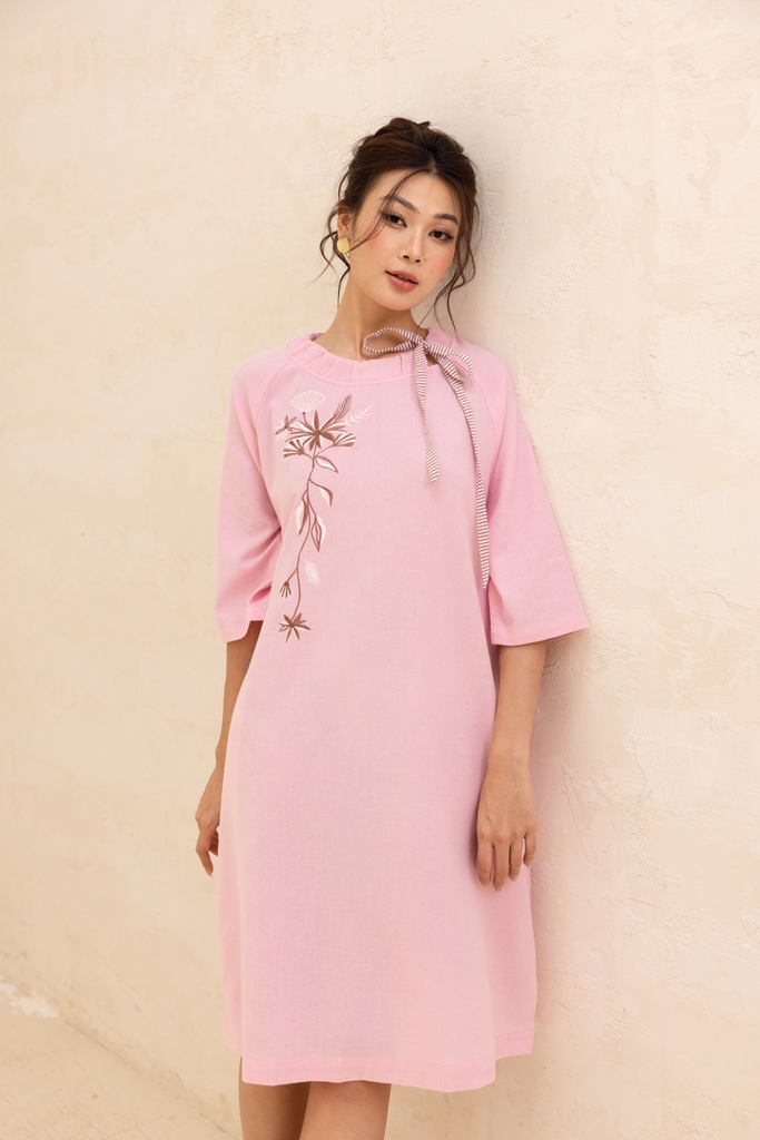 Đầm Nữ Phom Suông Linen Trơn Thêu Cổ Thuyền Dài Qua Gối Swanlake - D12384LW01