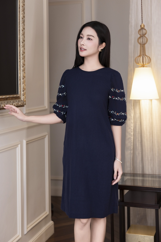 SWANLAKE | Váy Đầm Nữ Suông Vải Linen Tay Bí Lỡ Thêu Hoa Cổ Tròn Có Túi Công Sở Thanh Lịch D12768LW01