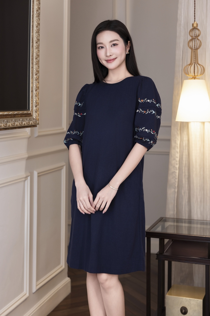 SWANLAKE | Váy Đầm Nữ Suông Vải Linen Tay Bí Lỡ Thêu Hoa Cổ Tròn Có Túi Công Sở Thanh Lịch D12768LW01