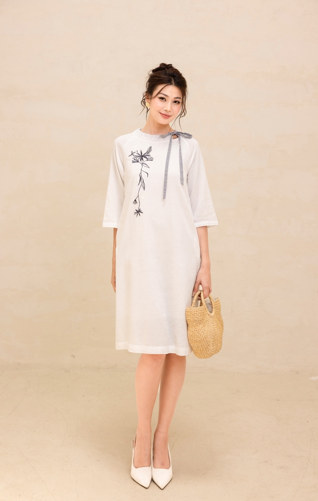 Đầm Nữ Phom Suông Linen Trơn Thêu Cổ Thuyền Dài Qua Gối Swanlake - D12384LW01