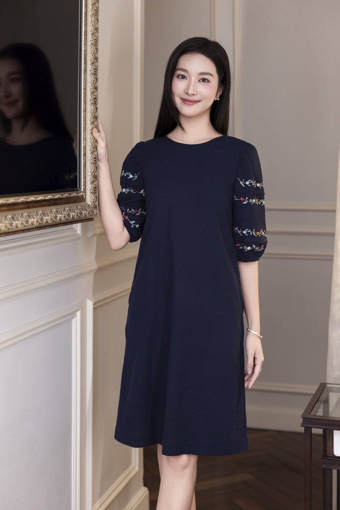 SWANLAKE | Váy Đầm Nữ Suông Vải Linen Tay Bí Lỡ Thêu Hoa Cổ Tròn Có Túi Công Sở Thanh Lịch D12768LW01