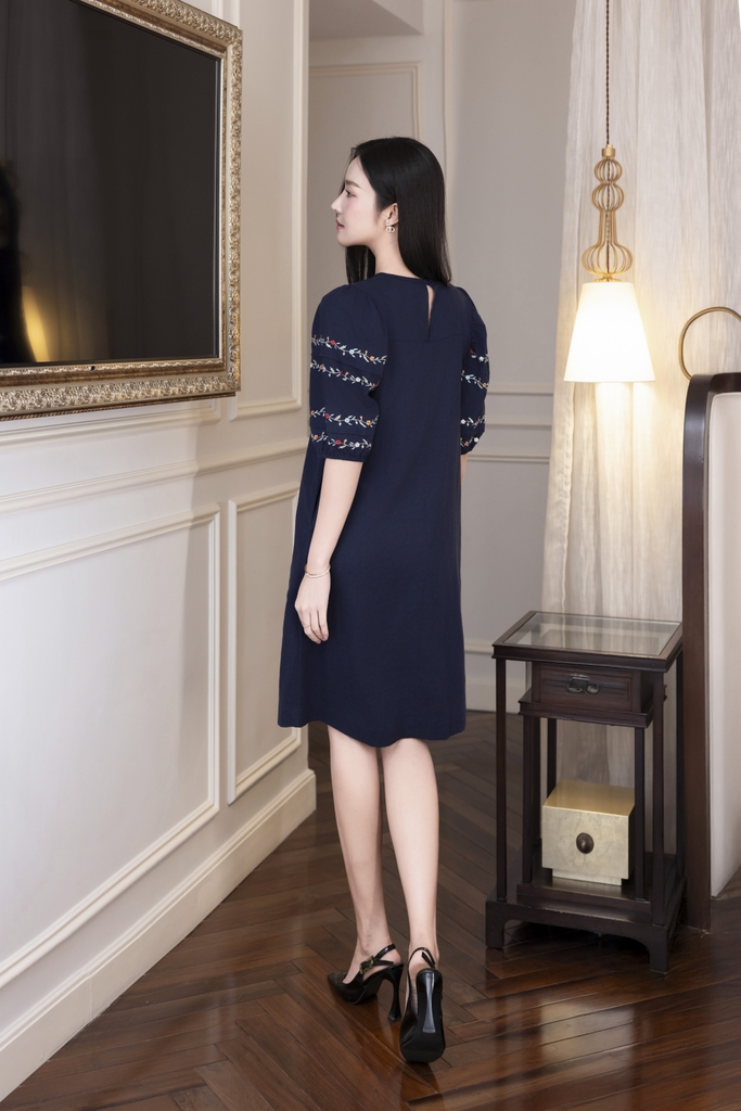 SWANLAKE | Váy Đầm Nữ Suông Vải Linen Tay Bí Lỡ Thêu Hoa Cổ Tròn Có Túi Công Sở Thanh Lịch D12768LW01