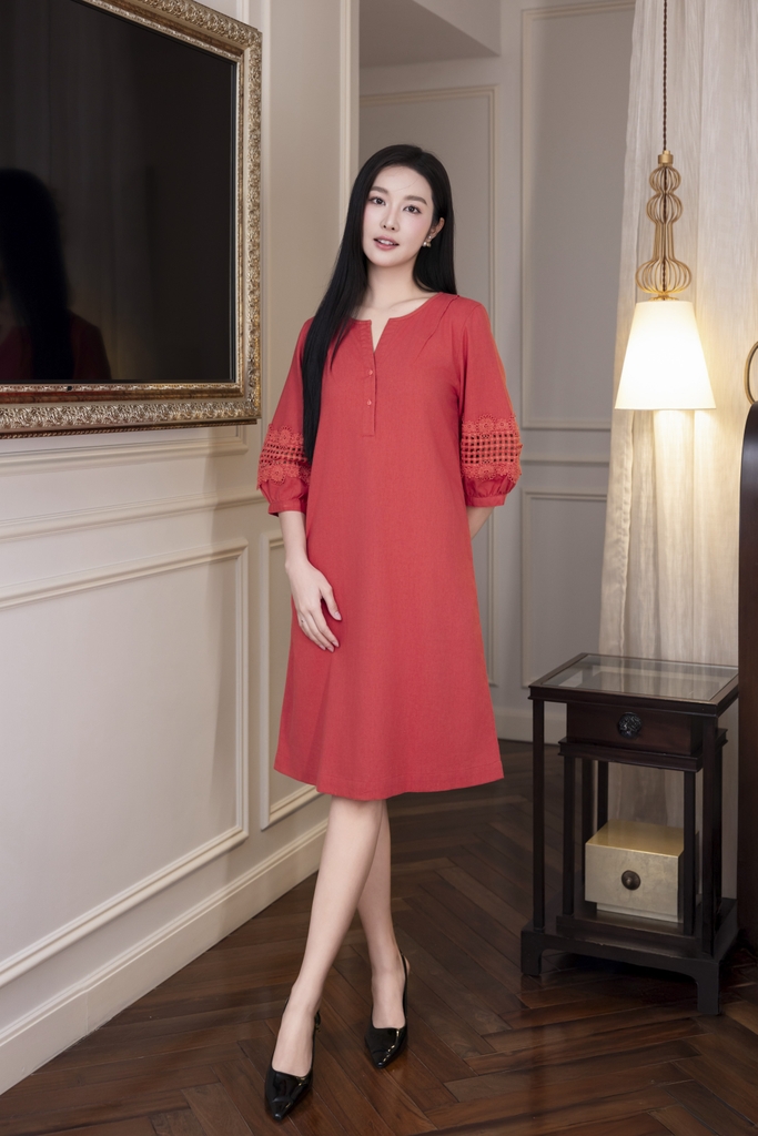 SWANLAKE | Váy Đầm Nữ Suông Cổ Trụ Cài Nút Vải Linen Tay Lỡ Phồng Thêu Hoa Phối Lưới Công Sở D12815LW01