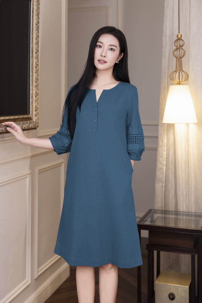 SWANLAKE | Váy Đầm Nữ Suông Cổ Trụ Cài Nút Vải Linen Tay Lỡ Phồng Thêu Hoa Phối Lưới Công Sở D12815LW01