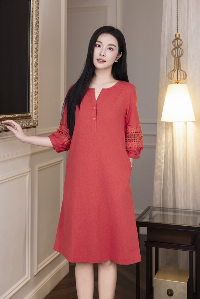 SWANLAKE | Váy Đầm Nữ Suông Cổ Trụ Cài Nút Vải Linen Tay Lỡ Phồng Thêu Hoa Phối Lưới Công Sở D12815LW01