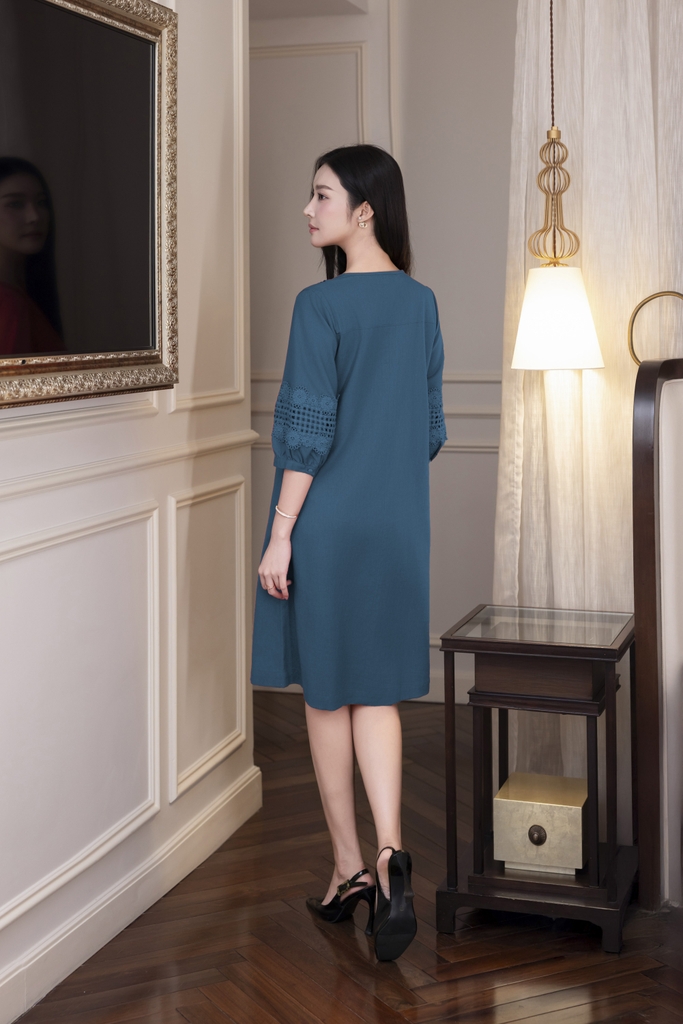 SWANLAKE | Váy Đầm Nữ Suông Cổ Trụ Cài Nút Vải Linen Tay Lỡ Phồng Thêu Hoa Phối Lưới Công Sở D12815LW01