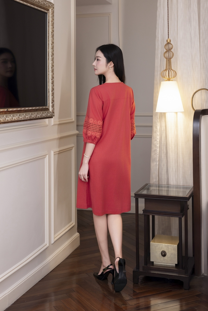 SWANLAKE | Váy Đầm Nữ Suông Cổ Trụ Cài Nút Vải Linen Tay Lỡ Phồng Thêu Hoa Phối Lưới Công Sở D12815LW01