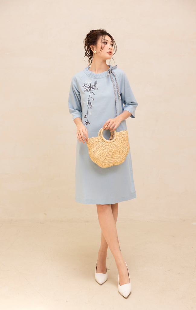 Đầm Nữ Phom Suông Linen Trơn Thêu Cổ Thuyền Dài Qua Gối Swanlake - D12384LW01