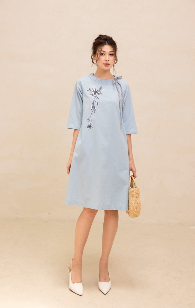 Đầm Nữ Phom Suông Linen Trơn Thêu Cổ Thuyền Dài Qua Gối Swanlake - D12384LW01