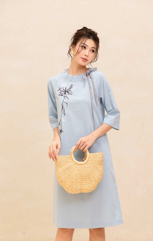 Đầm Nữ Phom Suông Linen Trơn Thêu Cổ Thuyền Dài Qua Gối Swanlake - D12384LW01
