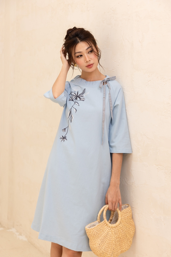 Đầm Nữ Phom Suông Linen Trơn Thêu Cổ Thuyền Dài Qua Gối Swanlake - D12384LW01