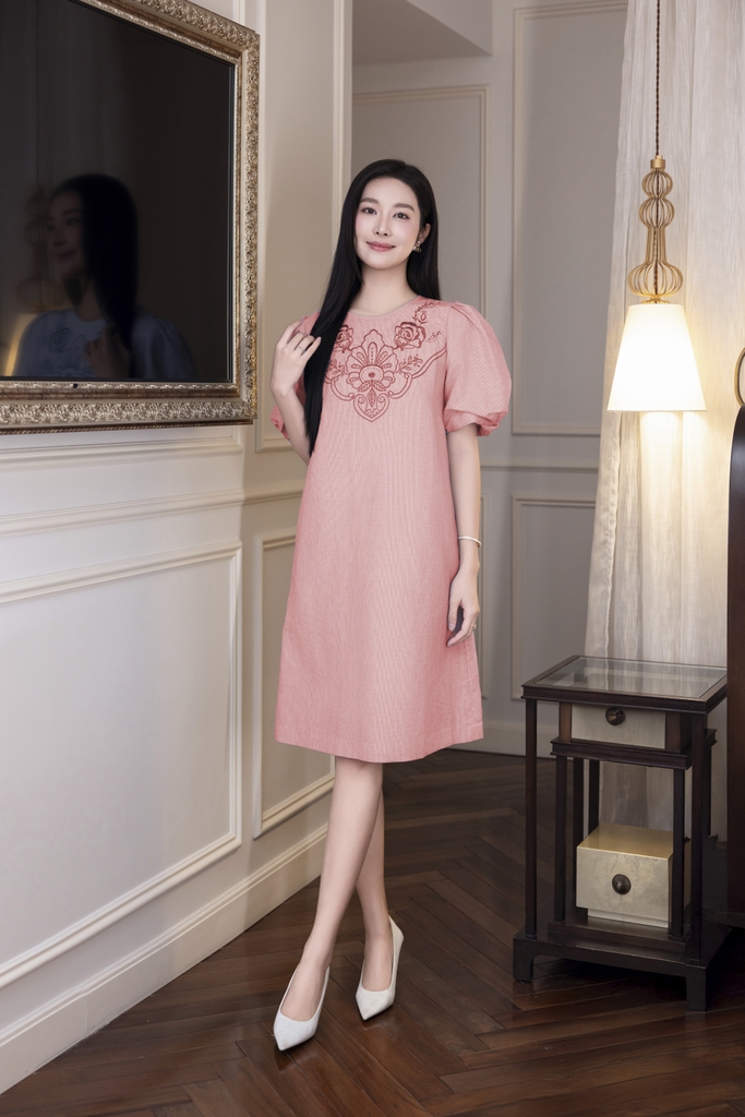 SWANLAKE | Váy Đầm Nữ Suông Tay Bí Phồng Thêu Hoa Bóng Nổi Công Sở Linen Sọc Cổ Tròn Có Túi D12873LW01