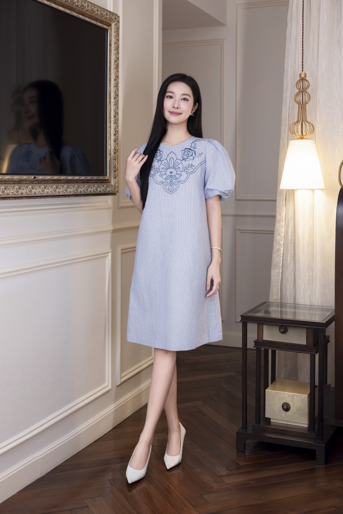 SWANLAKE | Váy Đầm Nữ Suông Tay Bí Phồng Thêu Hoa Bóng Nổi Công Sở Linen Sọc Cổ Tròn Có Túi D12873LW01