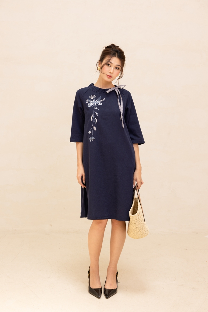 Đầm Nữ Phom Suông Linen Trơn Thêu Cổ Thuyền Dài Qua Gối Swanlake - D12384LW01