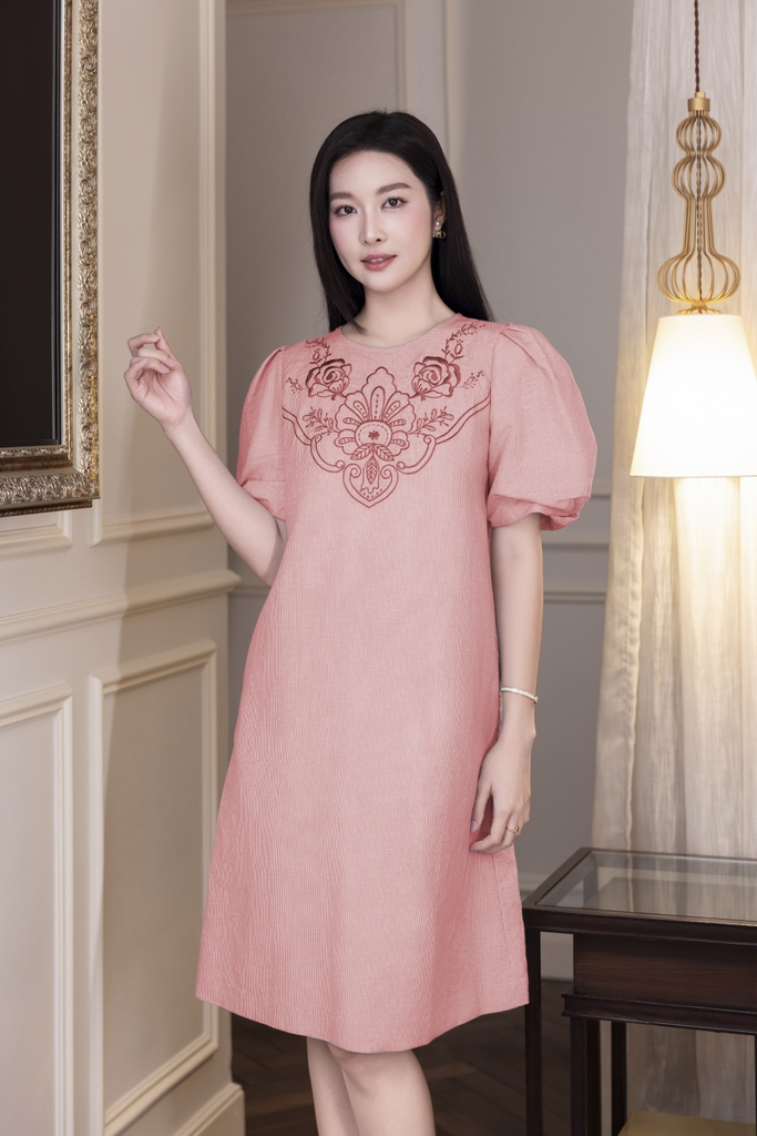 SWANLAKE | Váy Đầm Nữ Suông Tay Bí Phồng Thêu Hoa Bóng Nổi Công Sở Linen Sọc Cổ Tròn Có Túi D12873LW01