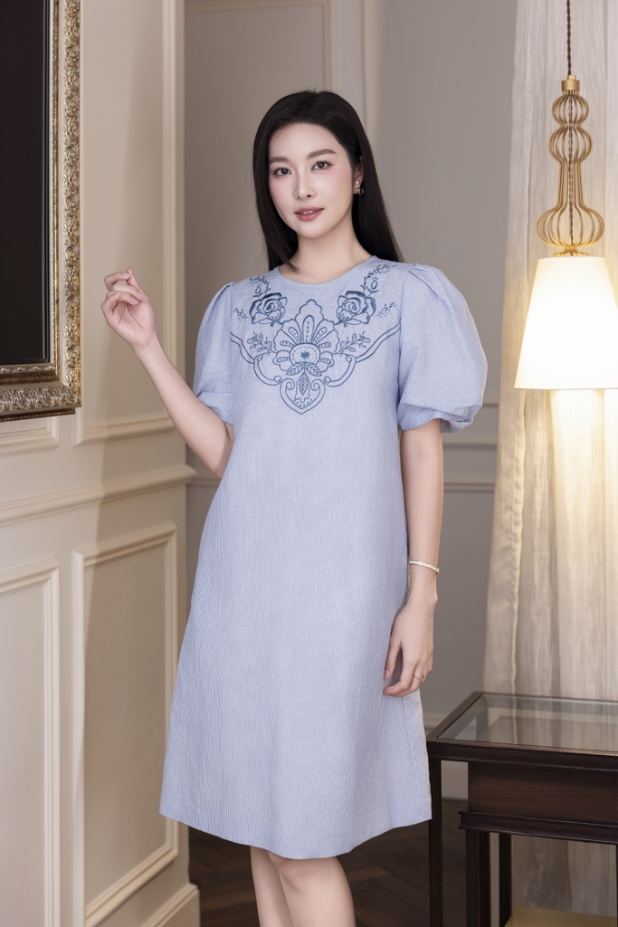 SWANLAKE | Váy Đầm Nữ Suông Tay Bí Phồng Thêu Hoa Bóng Nổi Công Sở Linen Sọc Cổ Tròn Có Túi D12873LW01