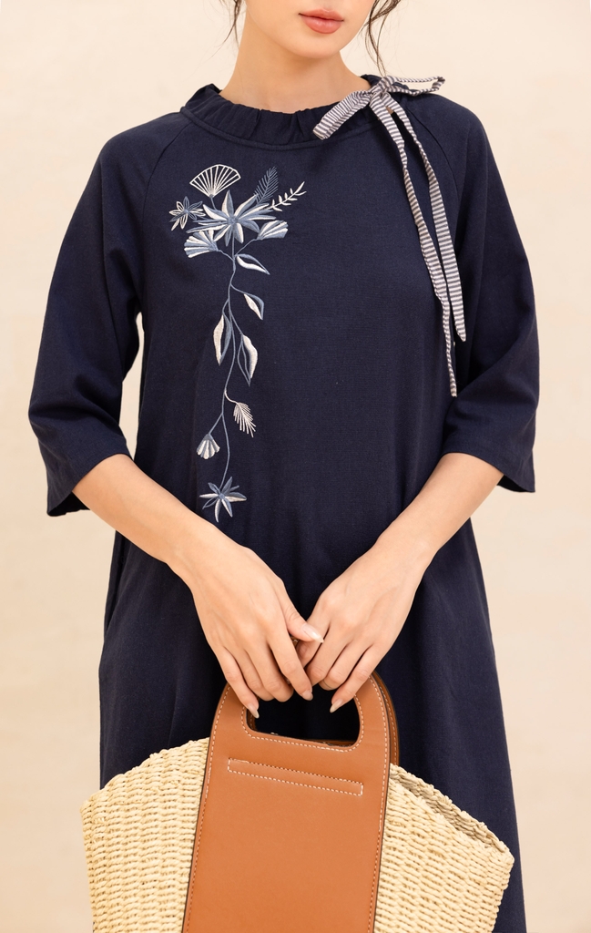 Đầm Nữ Phom Suông Linen Trơn Thêu Cổ Thuyền Dài Qua Gối Swanlake - D12384LW01