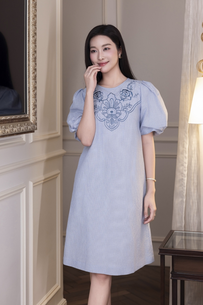 SWANLAKE | Váy Đầm Nữ Suông Tay Bí Phồng Thêu Hoa Bóng Nổi Công Sở Linen Sọc Cổ Tròn Có Túi D12873LW01