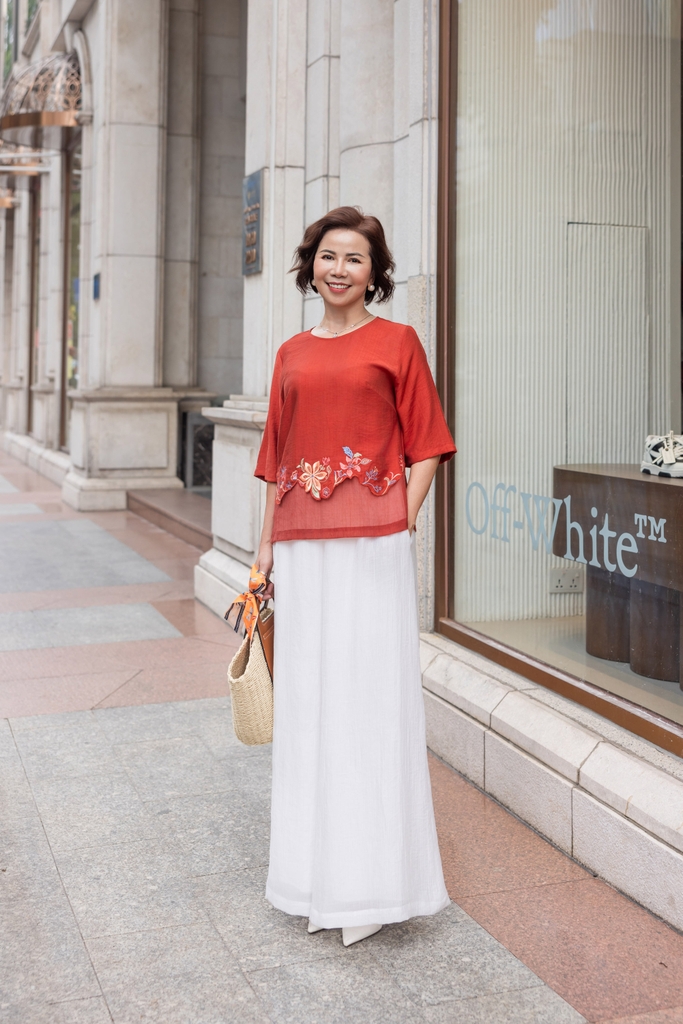 M COLLECTION | Áo Nữ Trung Niên Tặng Mẹ Bà Vải Lụa Hàn Phối Tơ Thêu Hoa Sang Trọng Tay Lỡ A12493