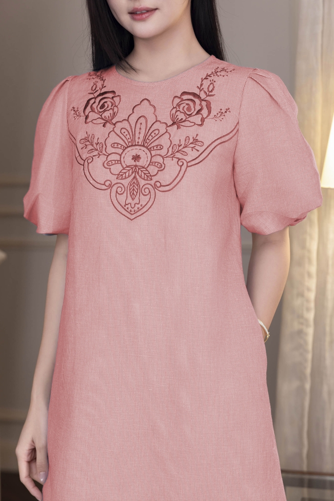 SWANLAKE | Váy Đầm Nữ Suông Tay Bí Phồng Thêu Hoa Bóng Nổi Công Sở Linen Sọc Cổ Tròn Có Túi D12873LW01