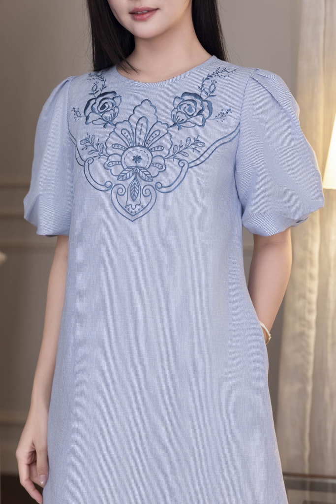 SWANLAKE | Váy Đầm Nữ Suông Tay Bí Phồng Thêu Hoa Bóng Nổi Công Sở Linen Sọc Cổ Tròn Có Túi D12873LW01