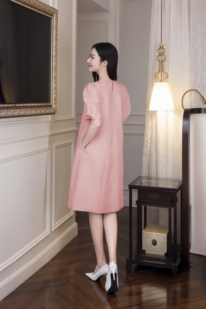 SWANLAKE | Váy Đầm Nữ Suông Tay Bí Phồng Thêu Hoa Bóng Nổi Công Sở Linen Sọc Cổ Tròn Có Túi D12873LW01