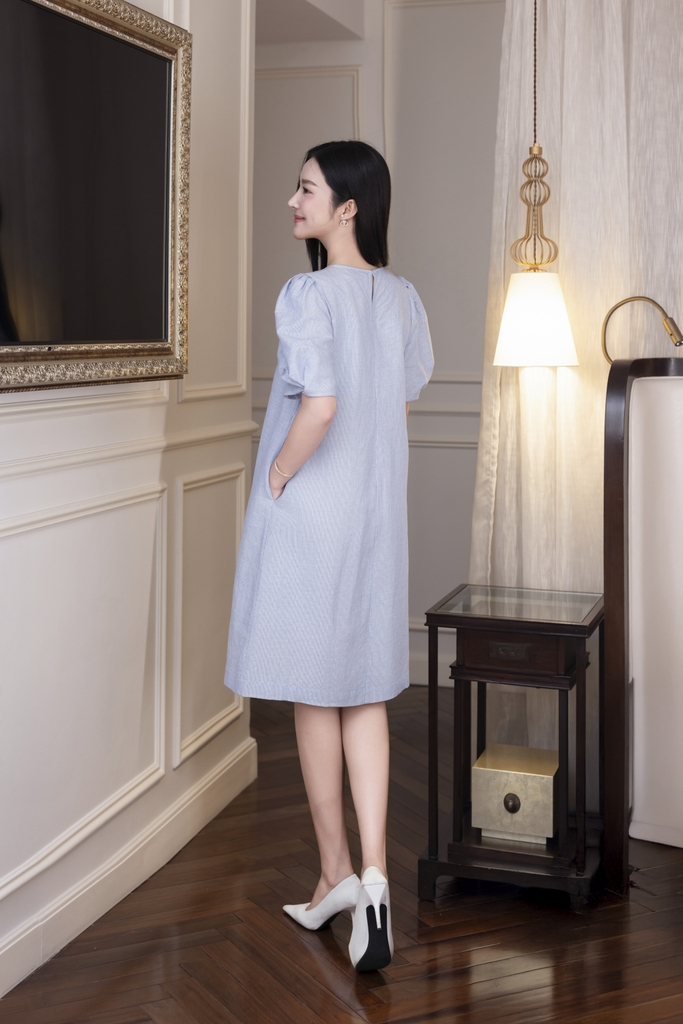 SWANLAKE | Váy Đầm Nữ Suông Tay Bí Phồng Thêu Hoa Bóng Nổi Công Sở Linen Sọc Cổ Tròn Có Túi D12873LW01