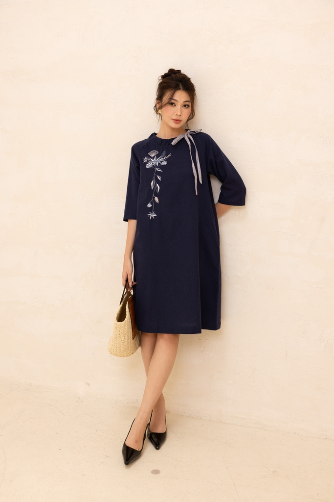 Đầm Nữ Phom Suông Linen Trơn Thêu Cổ Thuyền Dài Qua Gối Swanlake - D12384LW01