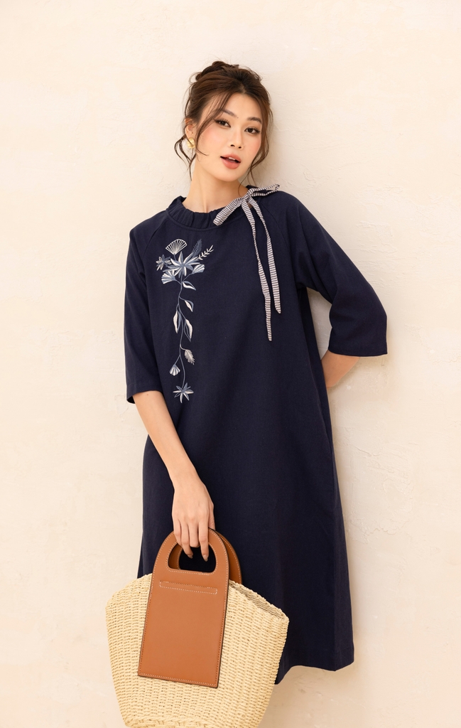 Đầm Nữ Phom Suông Linen Trơn Thêu Cổ Thuyền Dài Qua Gối Swanlake - D12384LW01