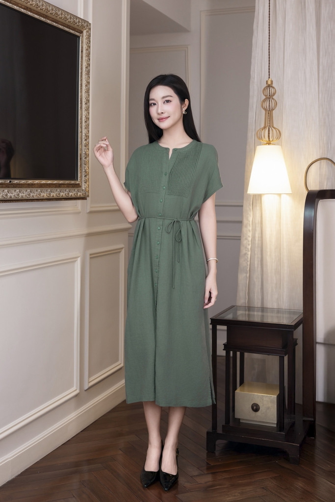 SWANLAKE | Váy Đầm Nữ Midi Suông Cổ Trụ Cài Nút Xếp Ly Vải Linen Dây Thắt Eo Xẻ Tà Công Sở D12752LW01