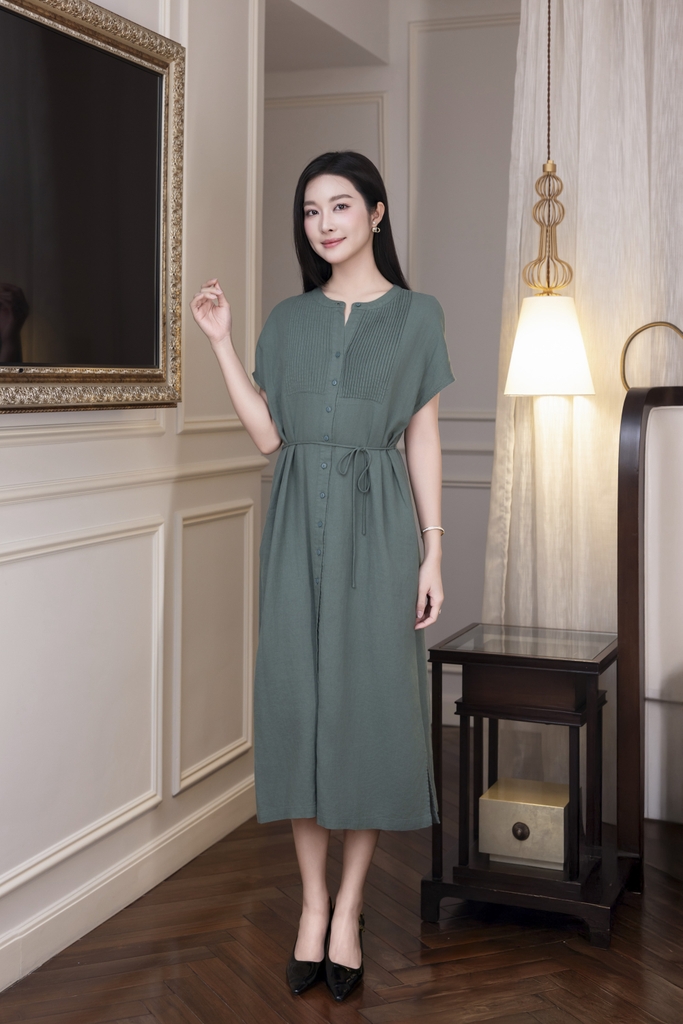 SWANLAKE | Váy Đầm Nữ Midi Suông Cổ Trụ Cài Nút Xếp Ly Vải Linen Dây Thắt Eo Xẻ Tà Công Sở D12752LW01