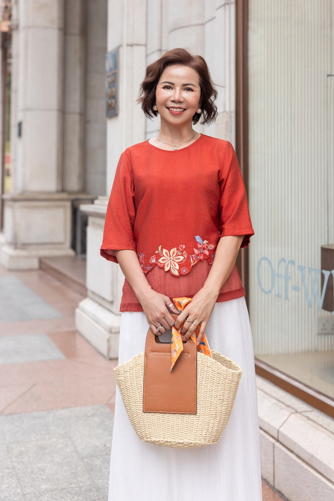 M COLLECTION | Áo Nữ Trung Niên Tặng Mẹ Bà Vải Lụa Hàn Phối Tơ Thêu Hoa Sang Trọng Tay Lỡ A12493