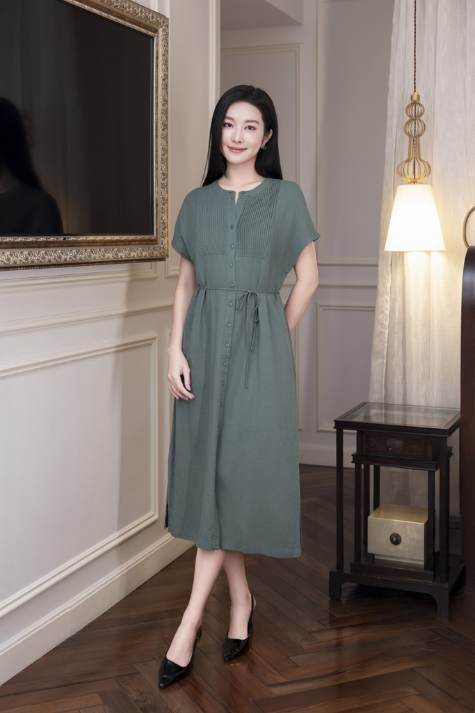 SWANLAKE | Váy Đầm Nữ Midi Suông Cổ Trụ Cài Nút Xếp Ly Vải Linen Dây Thắt Eo Xẻ Tà Công Sở D12752LW01