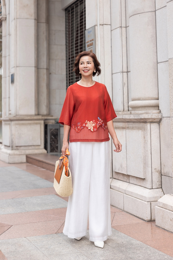 M COLLECTION | Áo Nữ Trung Niên Tặng Mẹ Bà Vải Lụa Hàn Phối Tơ Thêu Hoa Sang Trọng Tay Lỡ A12493