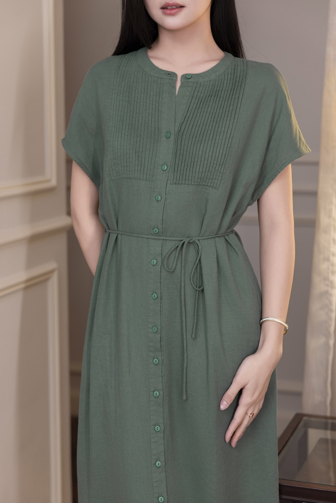 SWANLAKE | Váy Đầm Nữ Midi Suông Cổ Trụ Cài Nút Xếp Ly Vải Linen Dây Thắt Eo Xẻ Tà Công Sở D12752LW01